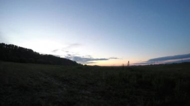 Zaman atlamalı günbatımı ufukta bulutlar ile