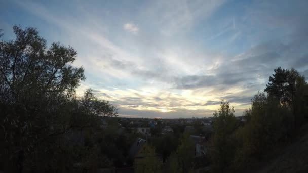 Lapso de tempo do pôr-do-sol com nuvens e cidade no horizonte — Vídeo de Stock