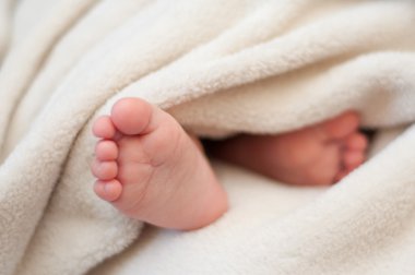 Uyuyan bir çocuğun ayak