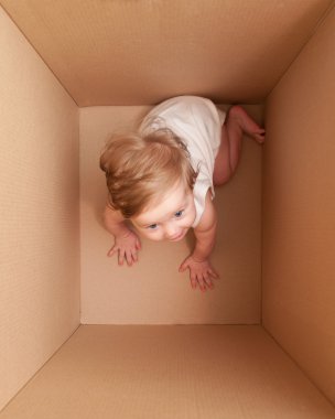 Kutusunda küçük kız