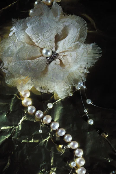 Foto di natura morta fiore con perline di perle con trama foglio — Foto Stock