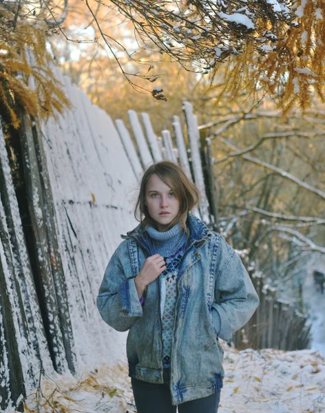 Retrato de invierno de una hermosa chica fría con abrigo vaquero — Foto de Stock