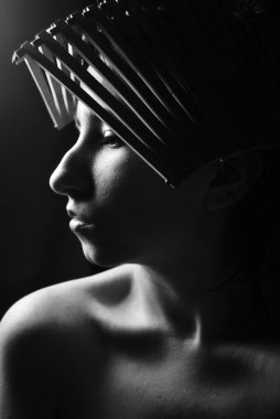 Sanat portre fotoğraf futuristik kız yüz siyah beyaz koyu arka plan üzerinde