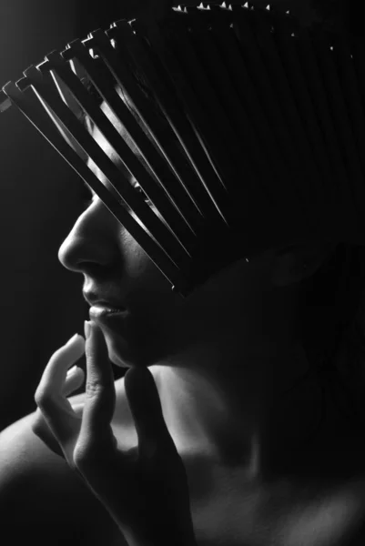 Portret kunst foto van het meisje gezicht dragen van ongebruikelijke hoed in zwart-wit — Stockfoto