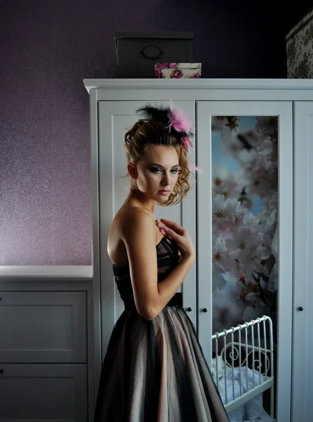 Foto de retrato de la hermosa chica vestida de pie cerca del armario — Foto de Stock