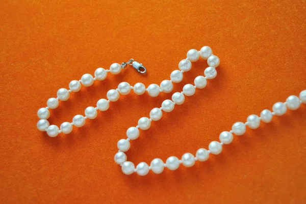 Collana di perle in velluto arancione senza cuciture sfondo astratto — Foto Stock