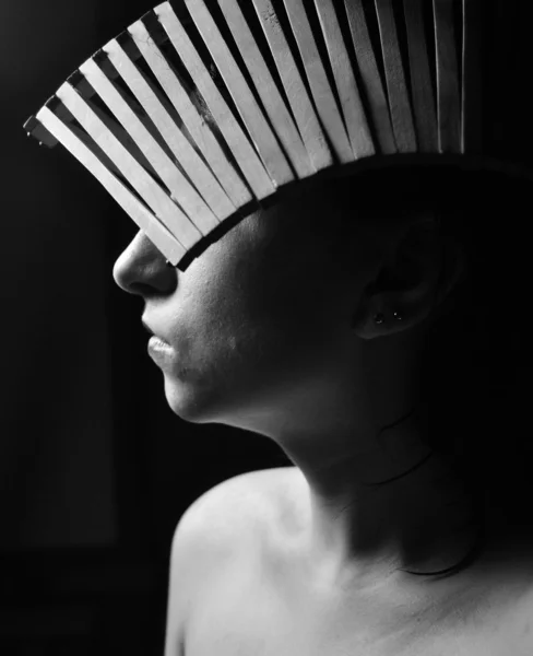 Foto d'arte di ragazza faccia sillhouette indossando insolito accessorio cappello. foto in bianco e nero — Foto Stock