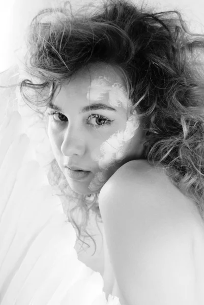 Foto de retrato de una hermosa niña angelical con pintura en la cara en blanco y negro — Foto de Stock