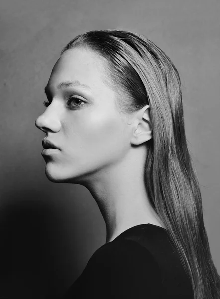 Portrait de belle fille russe modèle. noir et blanc — Photo
