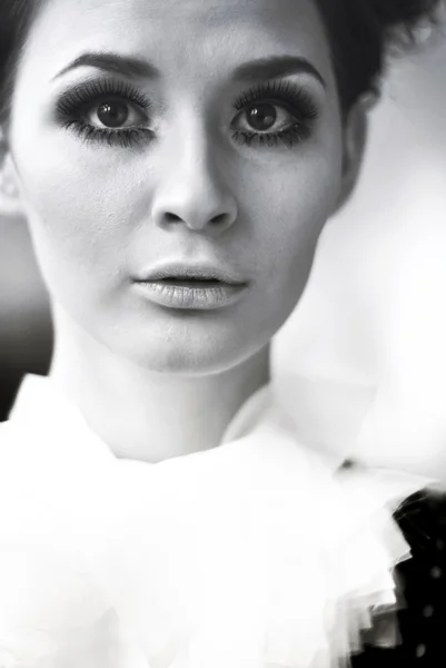 Porträtt av kvinna ansikte med lösögonfransarna i svart och vitt — Stockfoto