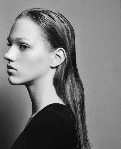 Portrait de belle fille russe modèle. noir et blanc — Photo