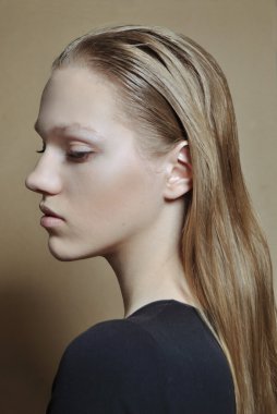 Bej renkli arka plan üzerinde hiçbir marka ile model yüz fırladı