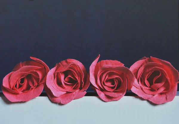 Σαπούνι τριαντάφυλλο λουλούδια σε λευκό και μπλε φόντο — Φωτογραφία Αρχείου