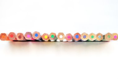 Beyaz arka plan üzerinde izole renkli kalemler set