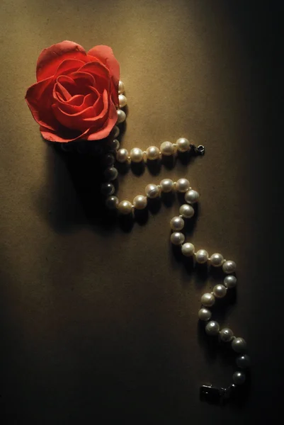 Tvål ros och pärla halsband på vit bakgrund — Stockfoto