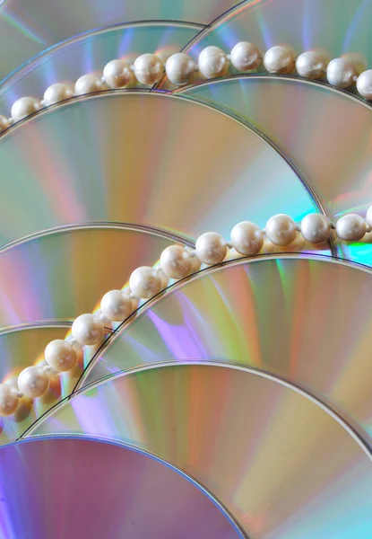 Perle di perle su sfondo dischi viola — Foto Stock