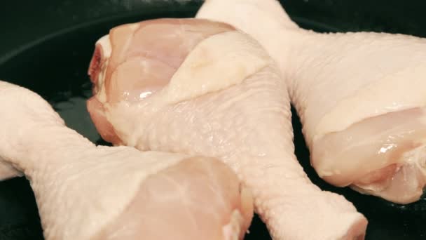 Sal em pernas de frango cruas — Vídeo de Stock