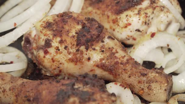 Salt på madlavning kyllingeben – Stock-video