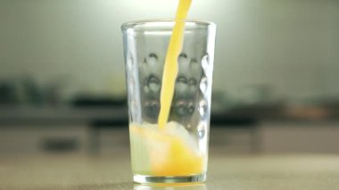 Bir bardak portakal suyu doldur.