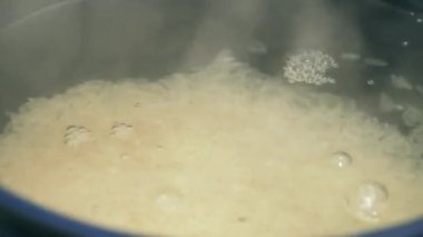 Kaynar suda pirinç pilavı pişirmek