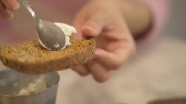 Smarować ser śmietankowy i dżem na chlebie — Wideo stockowe