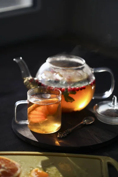 Gorąca Herbata Pomarańczą Jagodami Szklanym Czajniku Szklanym Kubku Obok Okna — Zdjęcie stockowe