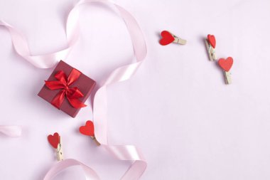 Sevgililer Günü süslemeleri, hediye kutusu, dekoratif kurdele ve pembe arka planda fotokopi alanı olan kalpler. Çevrimiçi alışveriş, satış konsepti, reklam.