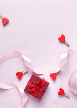 Sevgililer Günü süslemeleri, hediye kutusu, dekoratif kurdele ve pembe arka planda fotokopi alanı olan kalpler. Çevrimiçi alışveriş, satış konsepti, reklam.