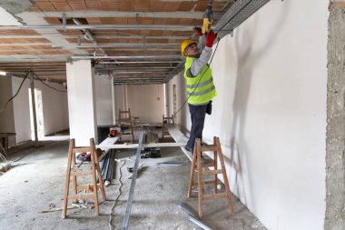 İnşaat alanındaki işçiler binanın içinde.