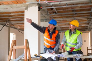 İnşaat sektöründe çalışan mühendis ve mimar inşaat alanını ziyaret ediyor..