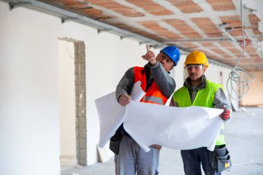 Geliştirme için mimar ve inşaat işçisi planlama