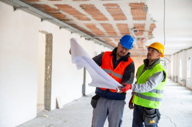 İnşaat işçileri planları gözden geçiriyorlar