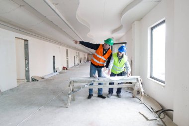 Mühendisler yeni inşaat aşamasıyla ilgili toplantı yapıyorlar 