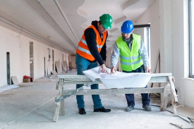 İnşaat planlarını gösteren mühendislerin yakın plan görüntüleri.