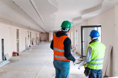 İşçiler şehirde yeni bir ofis inşa ediyorlar.