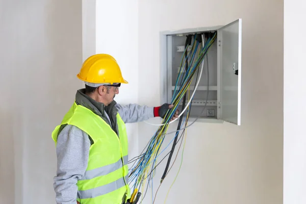 Der Elektriker Betrachtet Die Schalttafel — Stockfoto