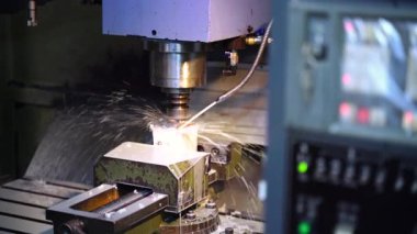 Tornada sıvı soğutma kullanarak endüstriyel metalciliğin gerçek zamanlı görüntüleri. Makine yatırımı ve mühendislik hassasiyetini gösteren üretim ekonomisi konsepti.