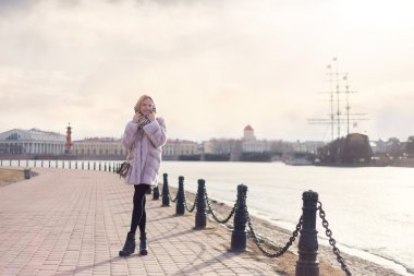 sokakta yürürken modeli