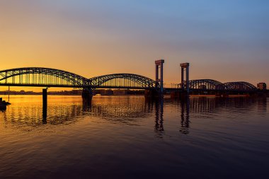 Neva Nehri üzerinde demiryolu Köprüsü