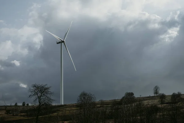 Eine Windkraftanlage Für Erneuerbare Windenergie Horizont Unter Dem Bewölkten Himmel — Stockfoto