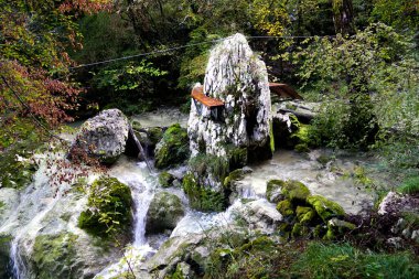 Hırvatistan 'ın Buzet kasabası yakınlarındaki yedi şelaleden oluşan yürüyüş parkurunda büyük bir kayayla güzel bir doğa sahnesi