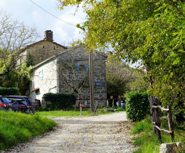 Hırvatistan 'ın Buzet kasabası yakınlarındaki Yedi Şelale yürüyüş patikasındaki Kotle köyündeki dinlenme alanı