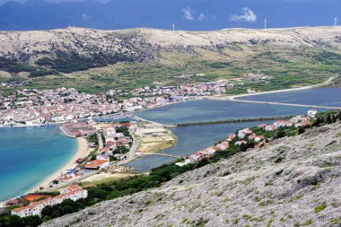 Hırvatistan 'ın Pag adasındaki kumlu deniz lagünü ve Pag kentinin hava manzarası