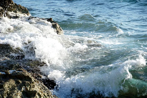 白い海泡と波状の海の表面を持つ美しい海岸 — ストック写真