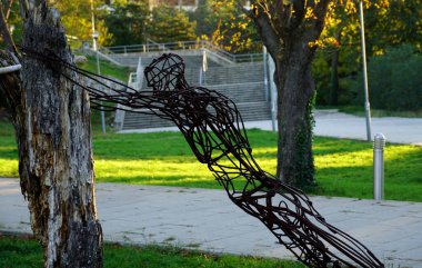 Hırvatistan 'ın Rijeka kentindeki Uygulamalı Sanatlar Akademisi önünde kablodan yapılmış büyük bir heykel
