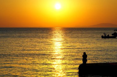 Güzel yaz günbatımı İskeledeki yalnızlık siluetiyle