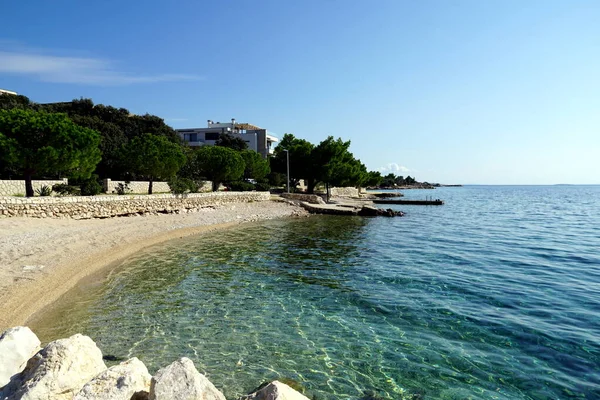 Hırvat deniz kıyısındaki güzel turistik tatil beldesindeki çakıl taşı plajı