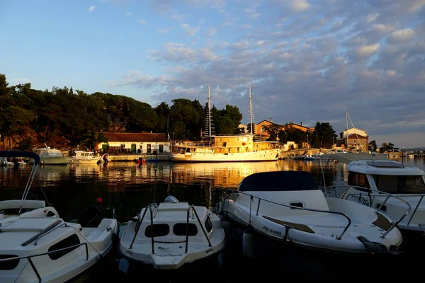 2020年10月10日クロアチアのマンドル クロアチアの小さな村の港Mandreでの晴れた日の午後 — ストック写真