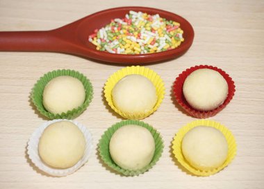 Bisküvi hamuru lezzetli bisküviler pişirmek için hazırdır.