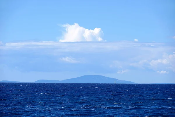 Красивый Вид Море Горизонт Индиго Синий Тон Цвета Воды Светло — стоковое фото
